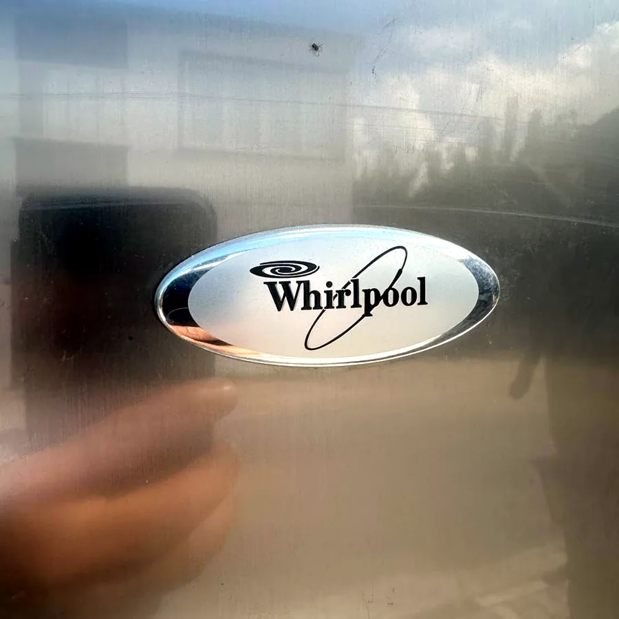 Холодильник Whirlpool с диспенсером воды и льда