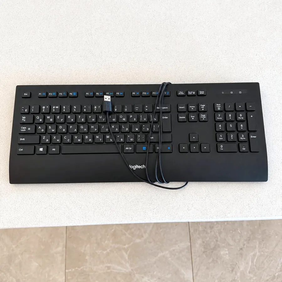 Клавиатура Logitech с русской и английской раскладкой