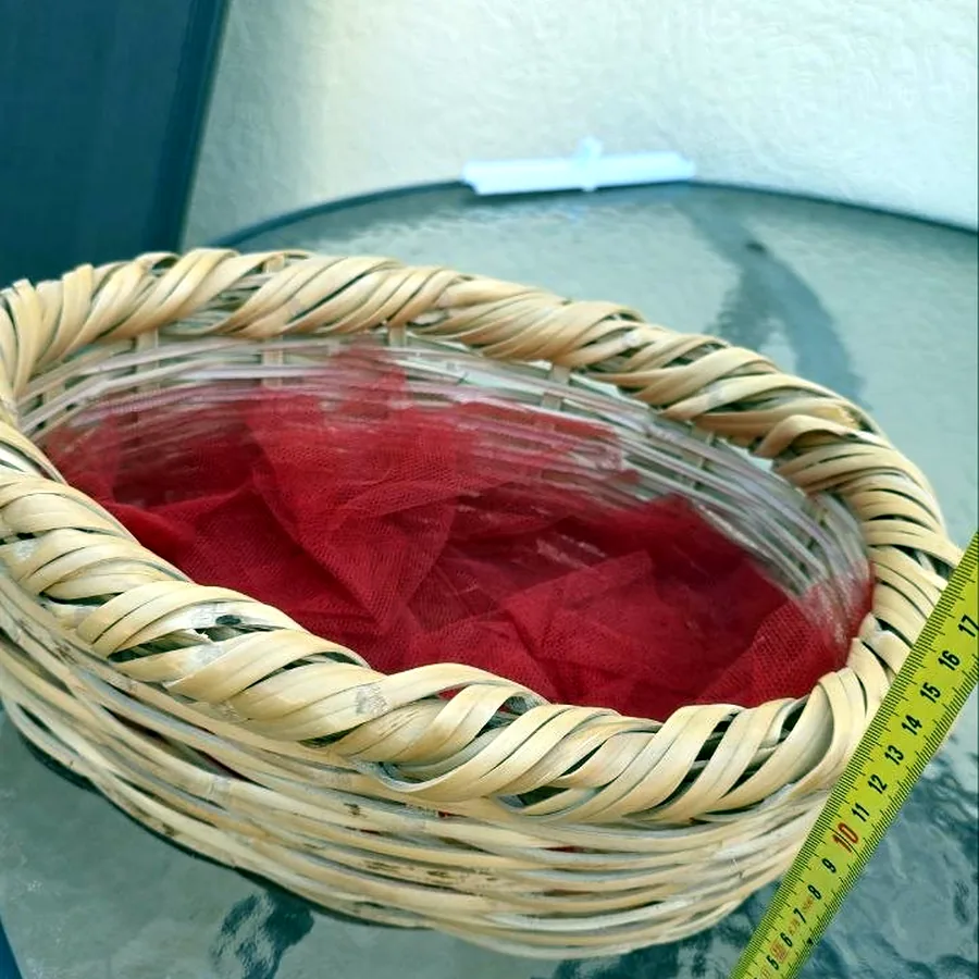 Корзинка с красной вуалью