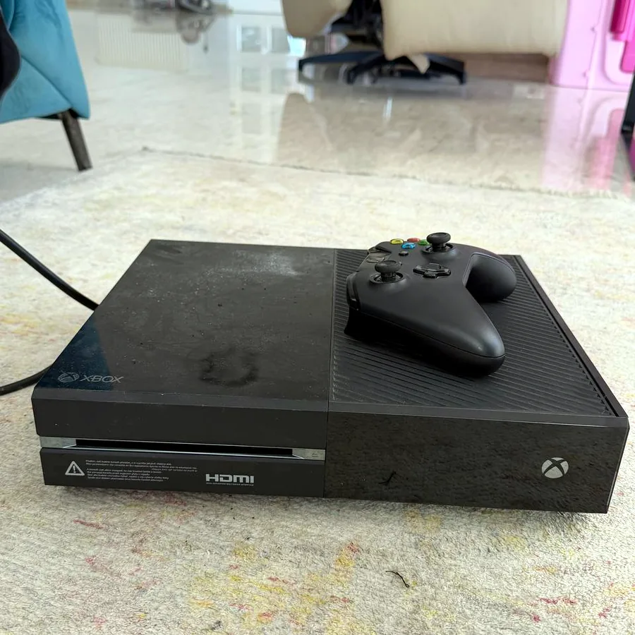 Xbox One с геймпадом и Kinect