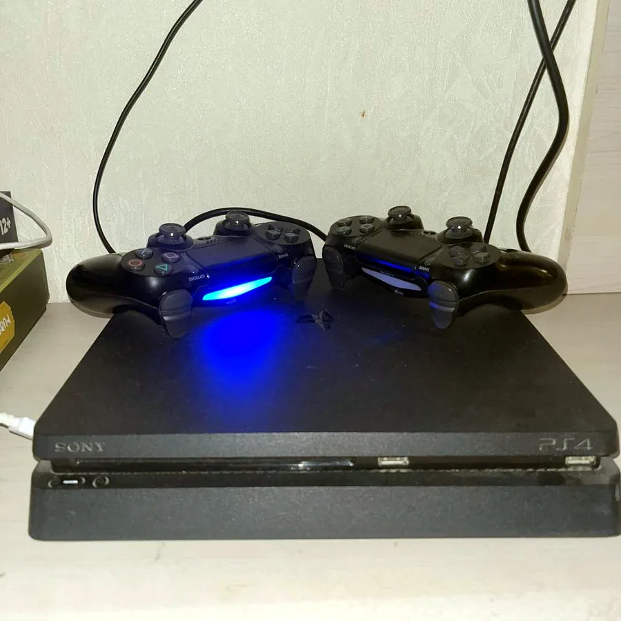 PlayStation 4 Slim с двумя джойстиками