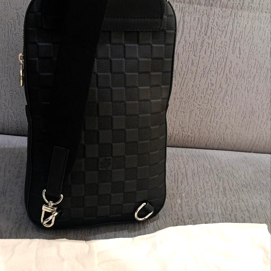 Сумка-слинг Louis Vuitton Avenue, чёрная