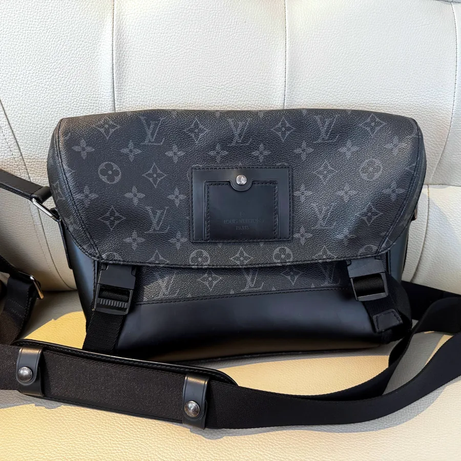 Сумка Louis Vuitton чёрная с монограммой