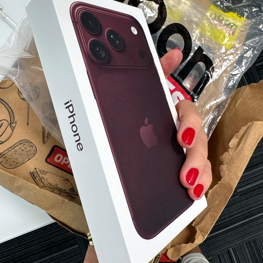 iPhone 18 Pro бургунди