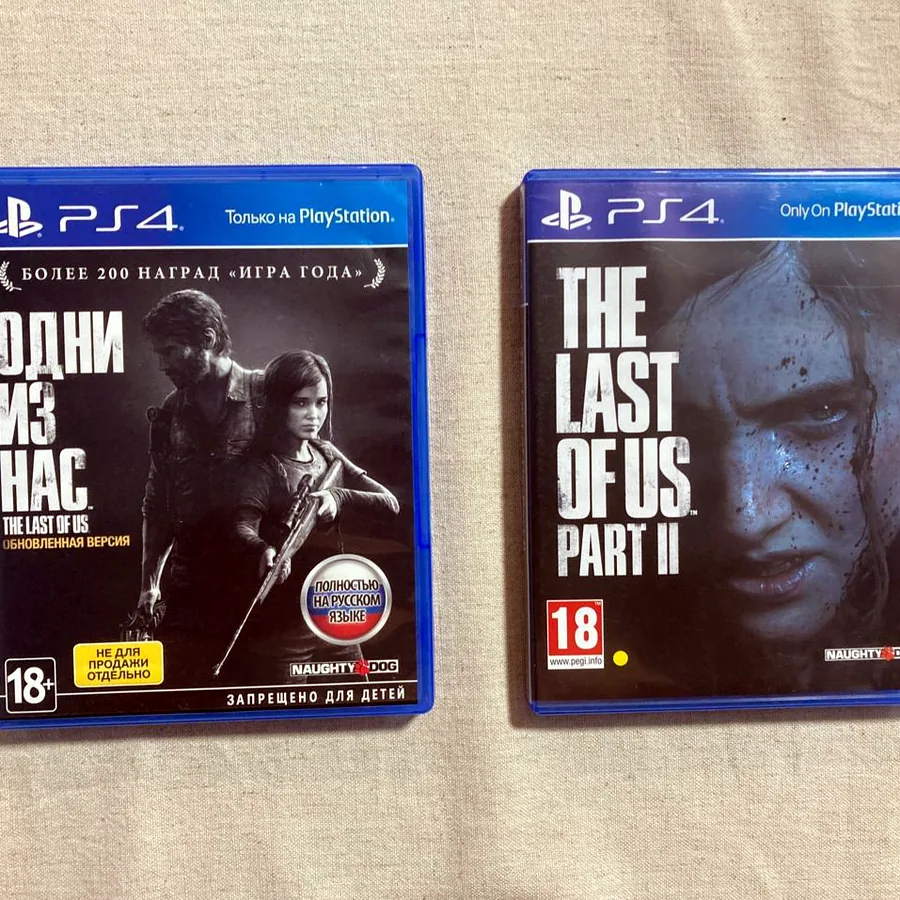 PlayStation 4 с двумя геймпадами и играми