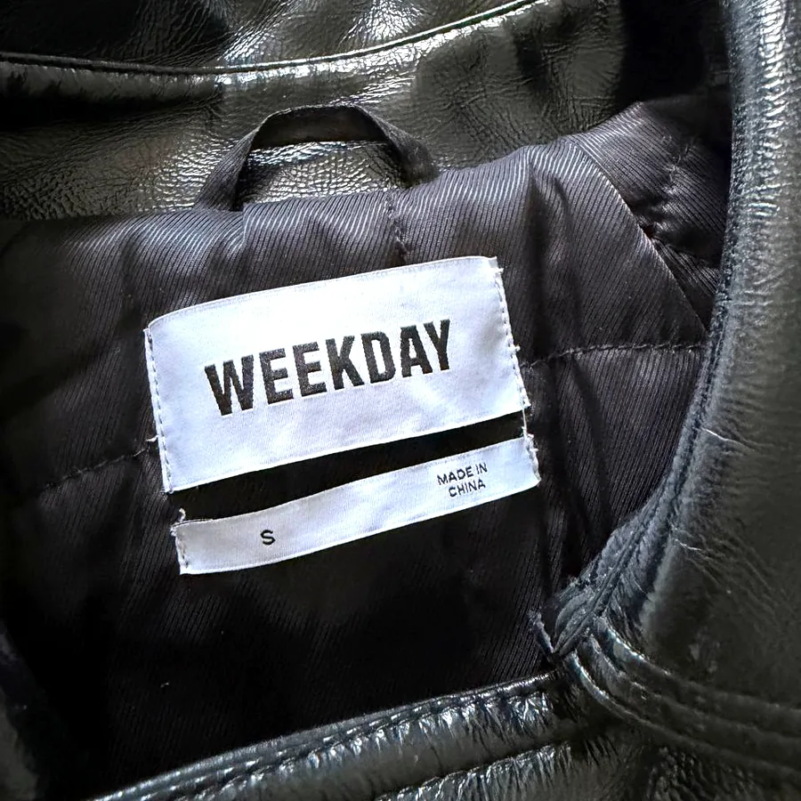 Чёрный виниловый тренч Weekday, размер S
