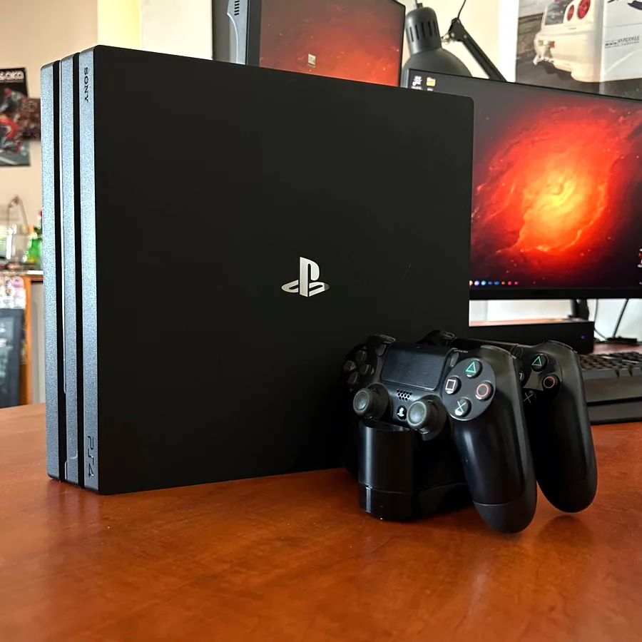 PlayStation 4 Pro с 2 контроллерами и зарядкой