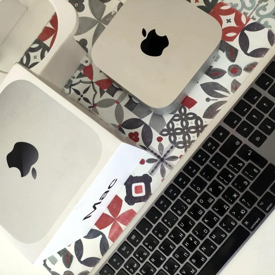 Mac Mini M4 с клавиатурой и креплением