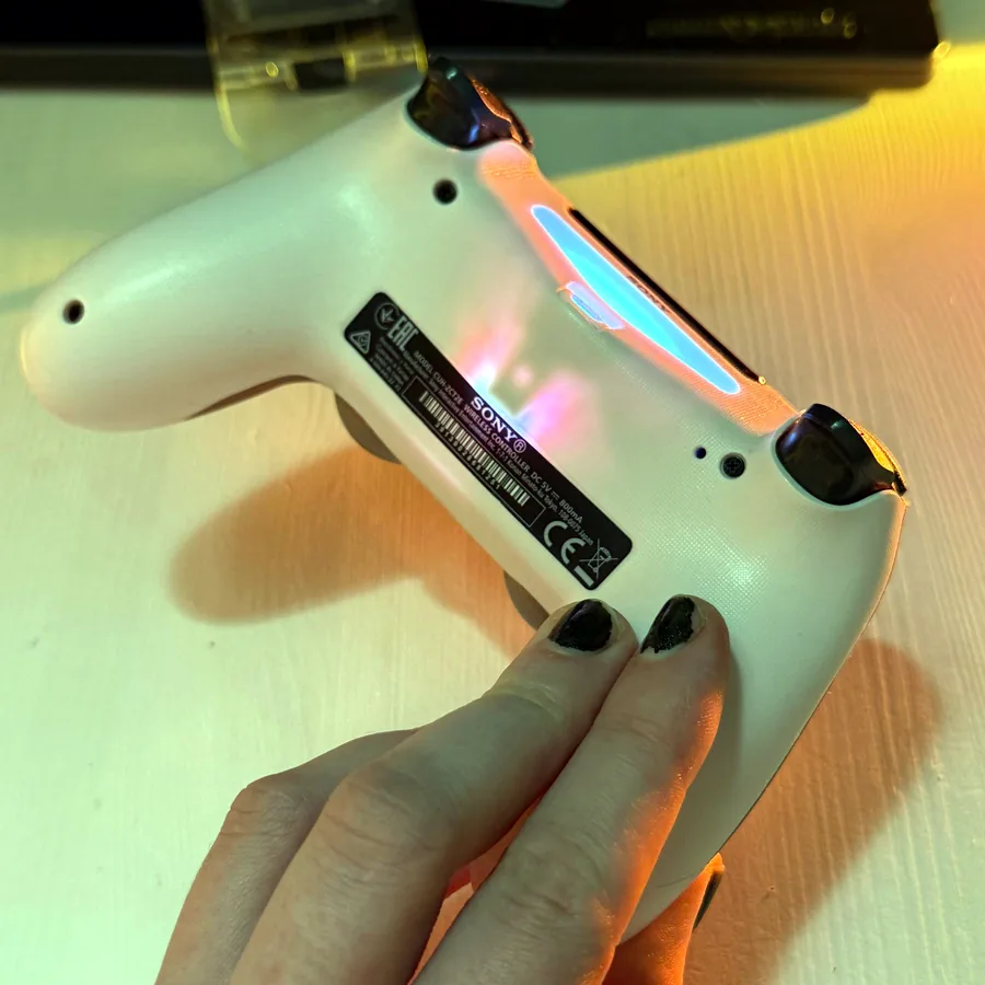 Контроллер DualShock 4 с креплением для телефона