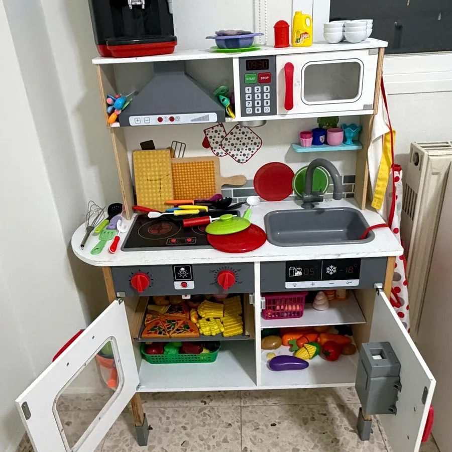 Интерактивная деревянная кухня Playtive с аксессуарами