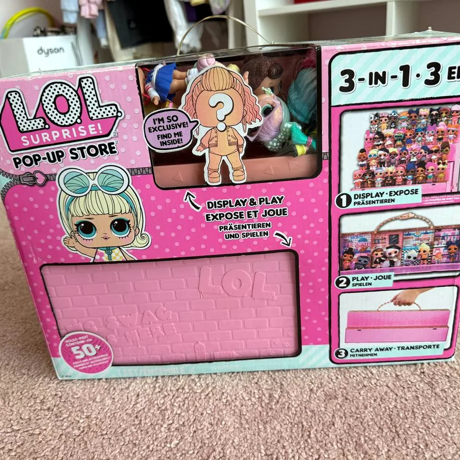 Стенд-бутик LOL Surprise 3-in-1 Pop-Up Store с 13 куклами