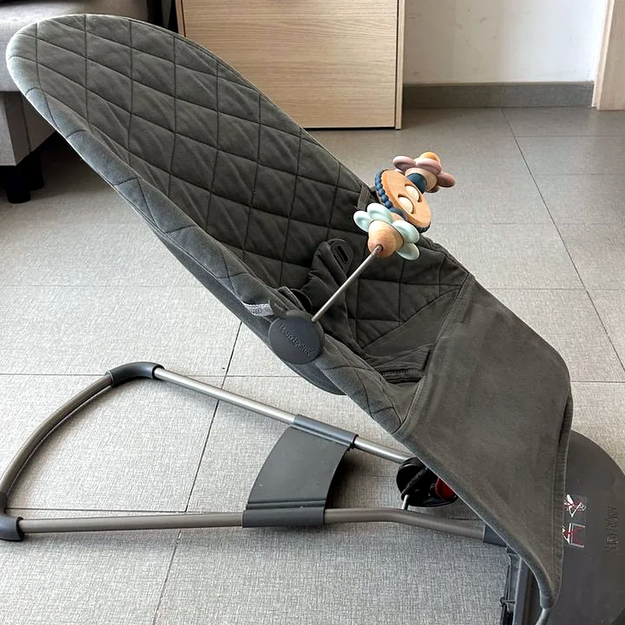 Шезлонг BabyBjorn с игрушкой