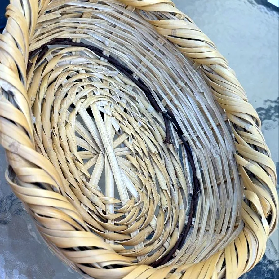 Корзинка с красной вуалью