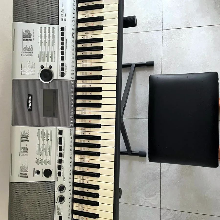 Пианино Yamaha со стойкой и стулом