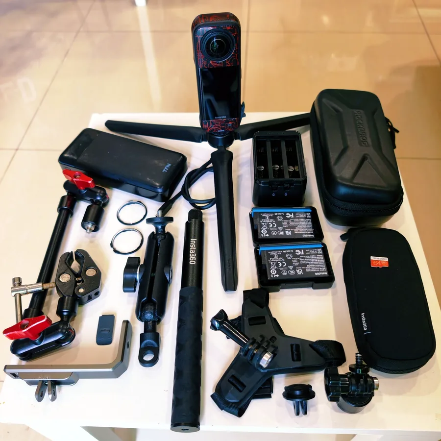 Экшн-камера Insta360 X5 с полным набором аксессуаров