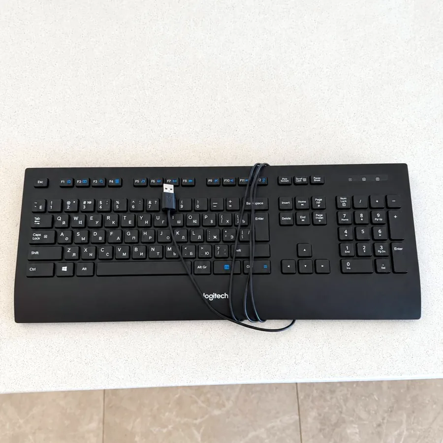 Клавиатура Logitech с русско-английской раскладкой