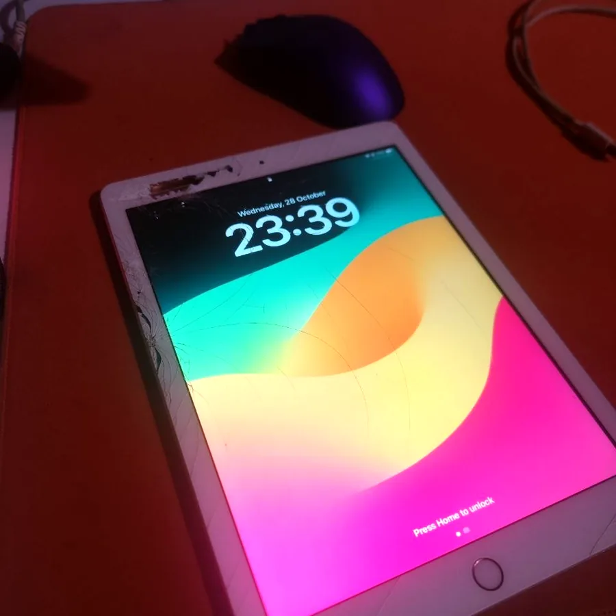 iPad 6 поколения, 32 GB, разбито стекло