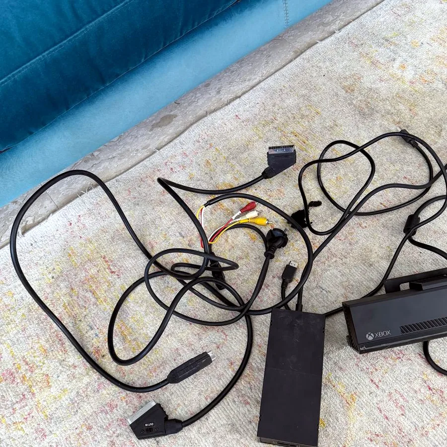 Xbox One с геймпадом и Kinect