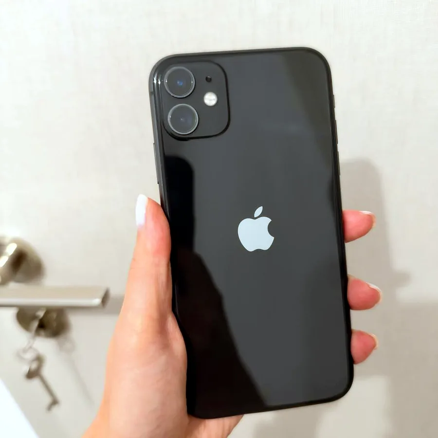 iPhone 11, батарея 74%, со стёклами и чехлами