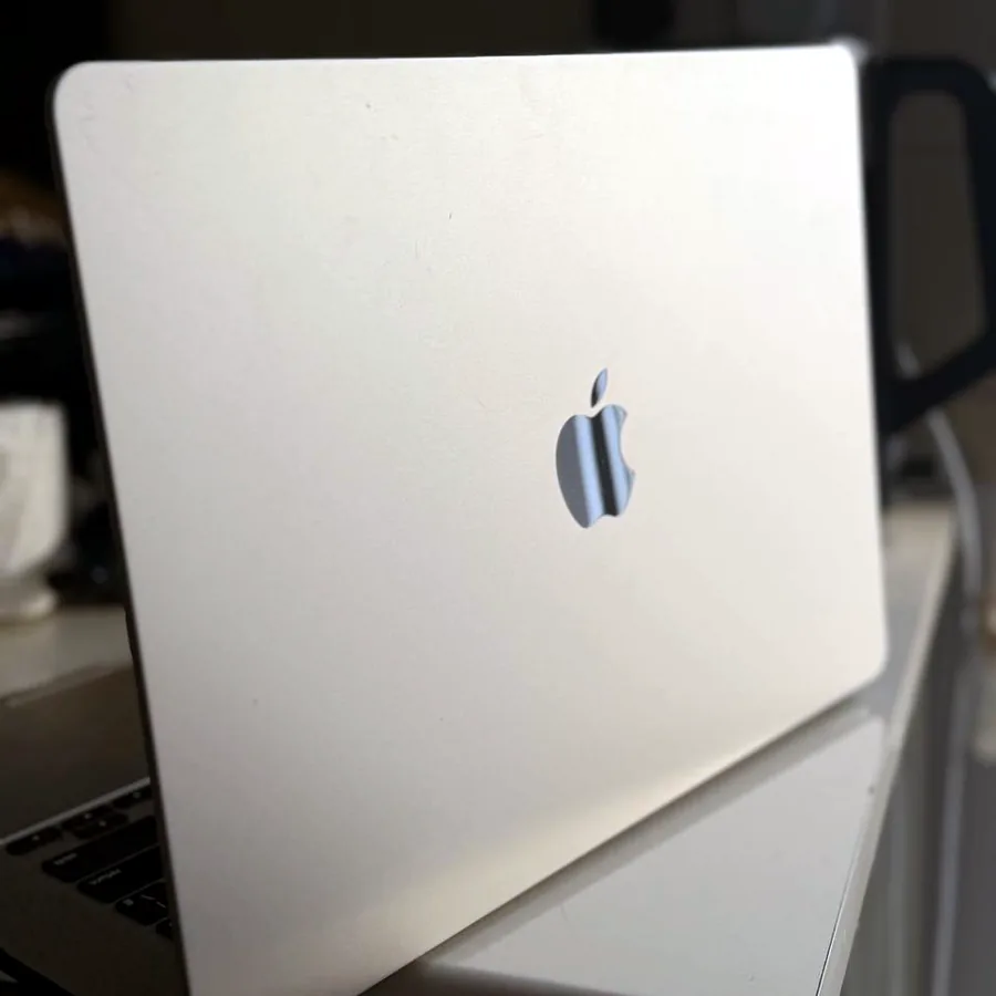 MacBook M3 15,3 дюйма с сумкой и мышкой