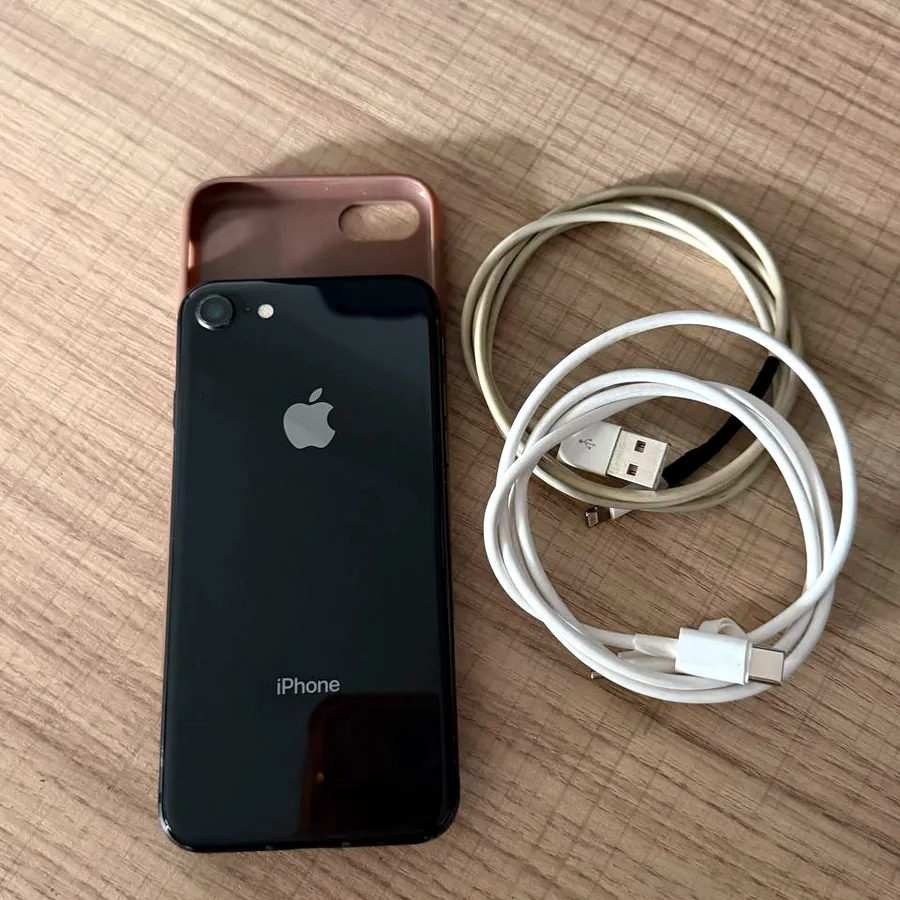 iPhone 8, 64GB, в комплекте чехол и кабели