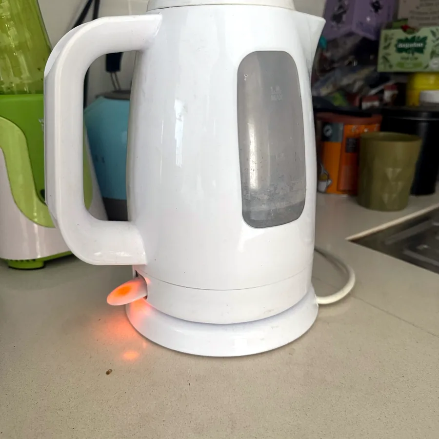 Электрический чайник Kiwi KK-3325P, 2000 Вт