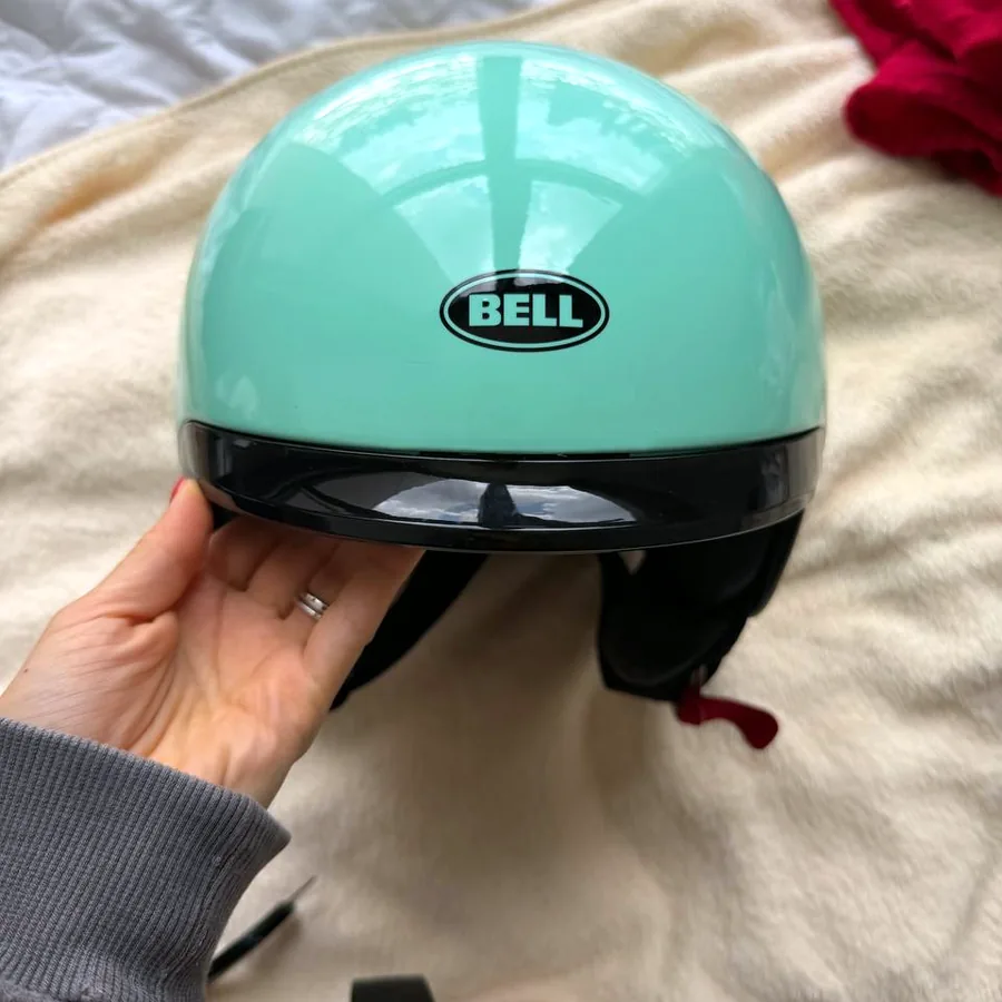 Шлем Bell новый, с небольшой потёртостью
