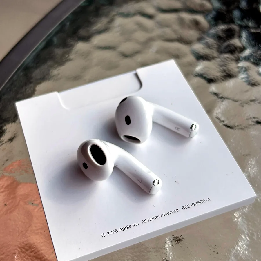 Apple AirPods 4 с активным шумоподавлением