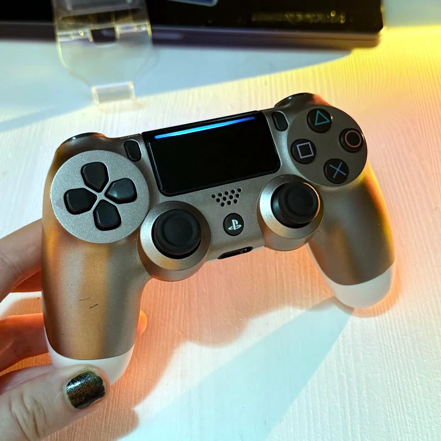 Контроллер DualShock 4 с креплением для телефона