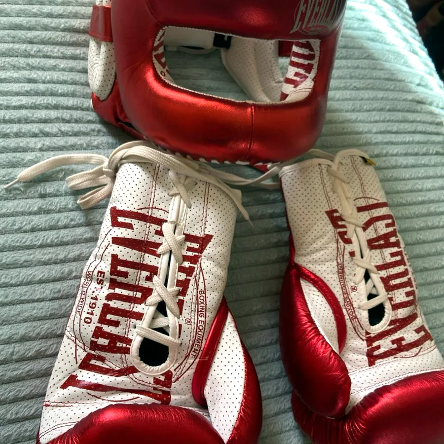 Боксёрский шлем и перчатки Everlast