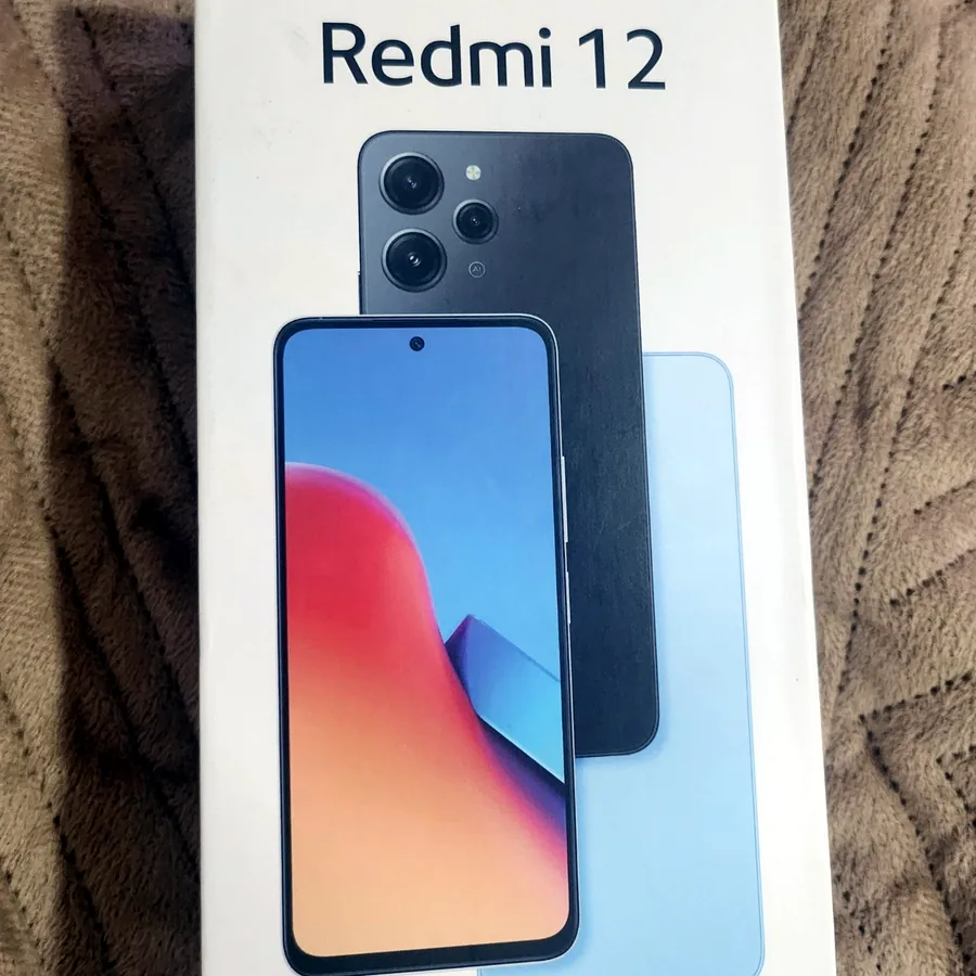 Смартфон Xiaomi Redmi 12 с аксессуарами