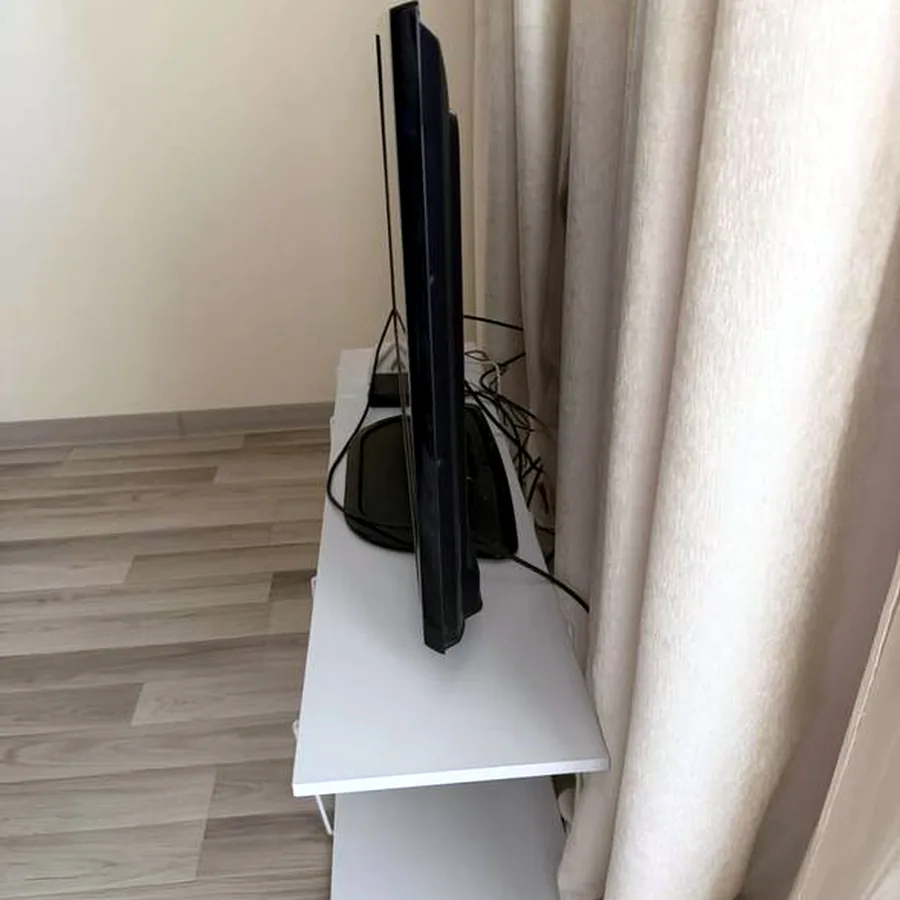Телевизор с подставкой и HDMI-кабелем