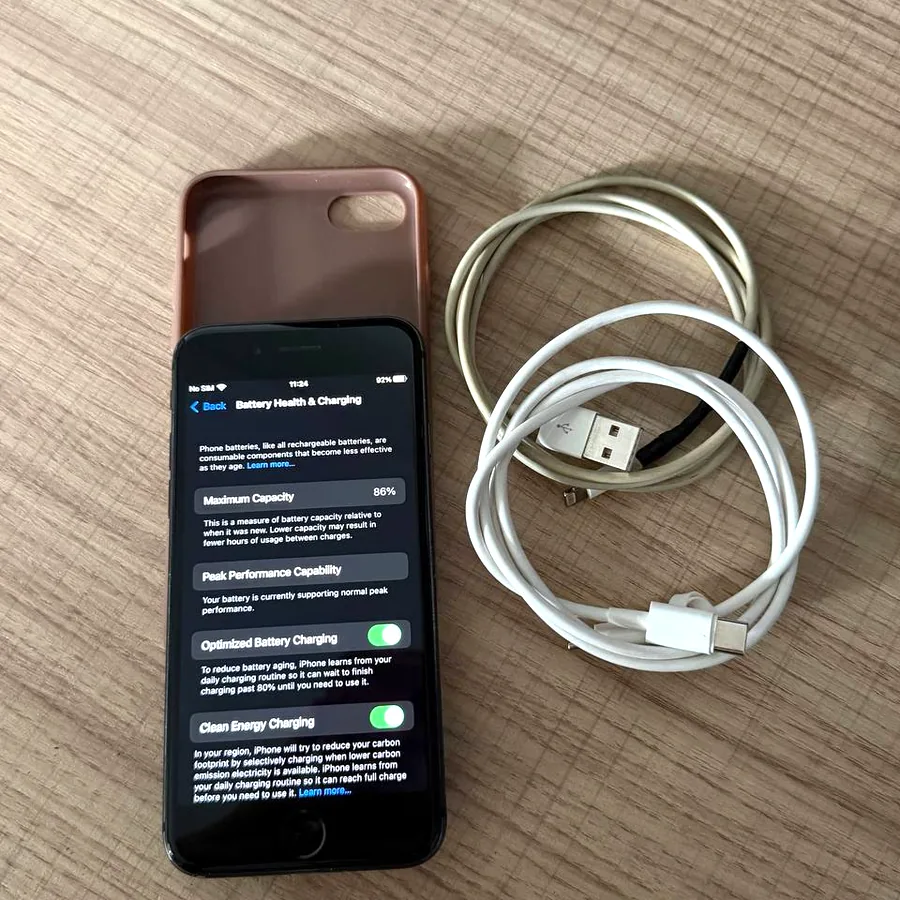 iPhone 8, 64GB, в комплекте чехол и кабели