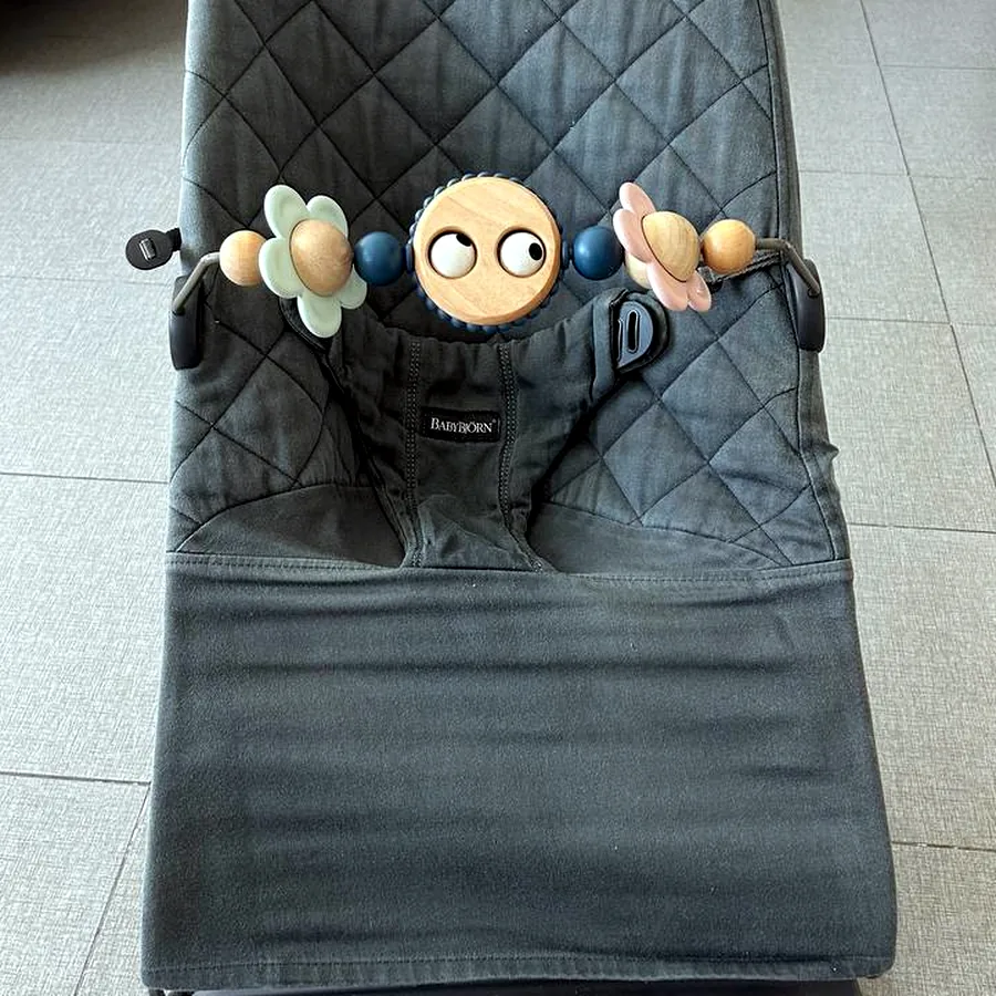 Шезлонг BabyBjorn с игрушкой
