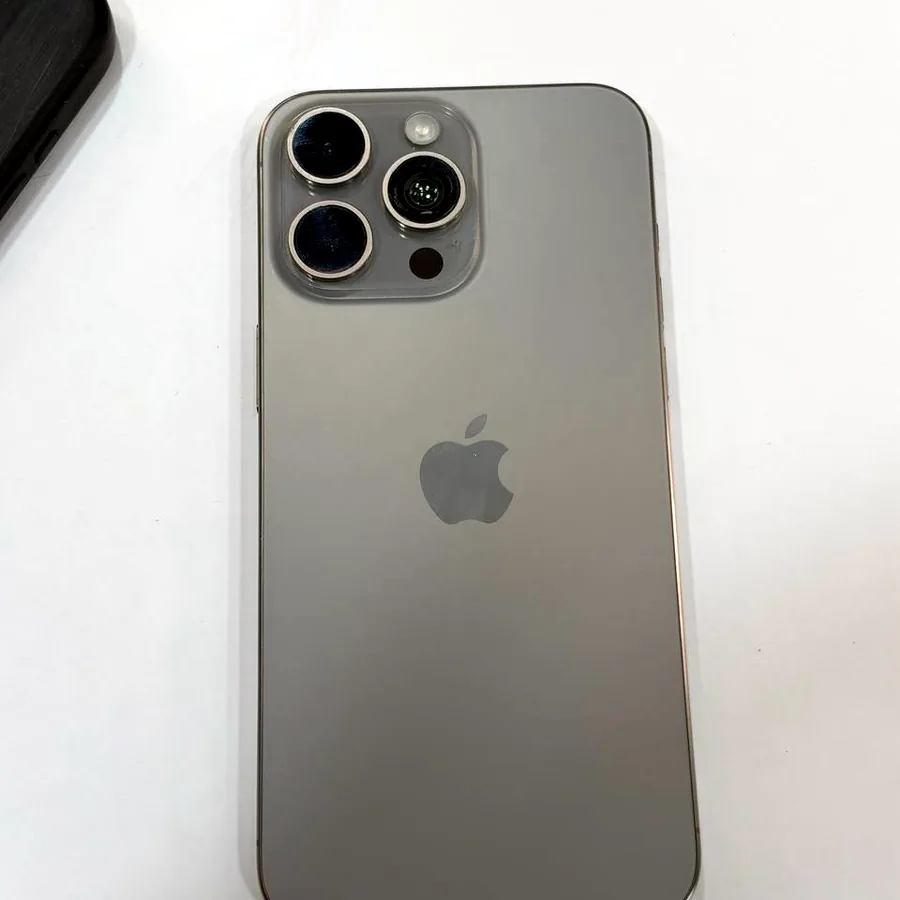 iPhone 15 Pro Max, разбита задняя камера
