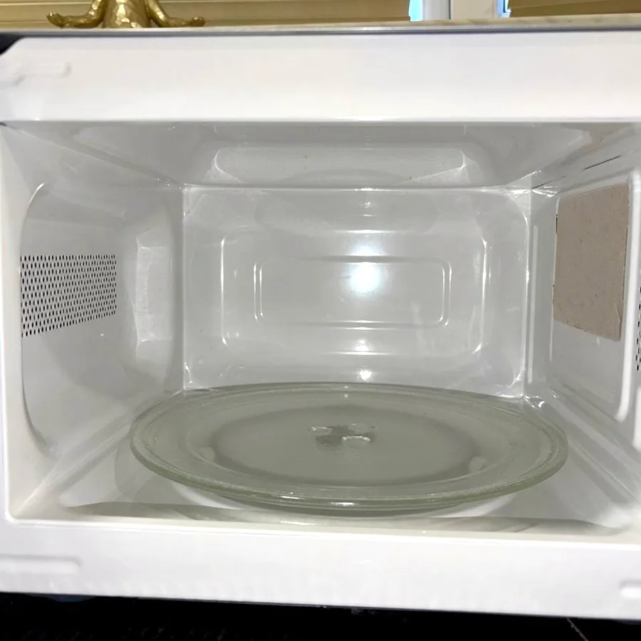Микроволновка серебристая с крышкой