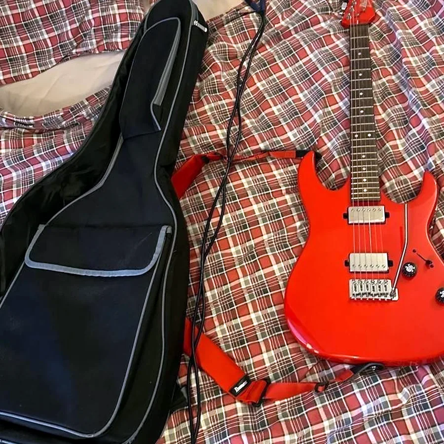 Электрогитара Ibanez Gio с аксессуарами