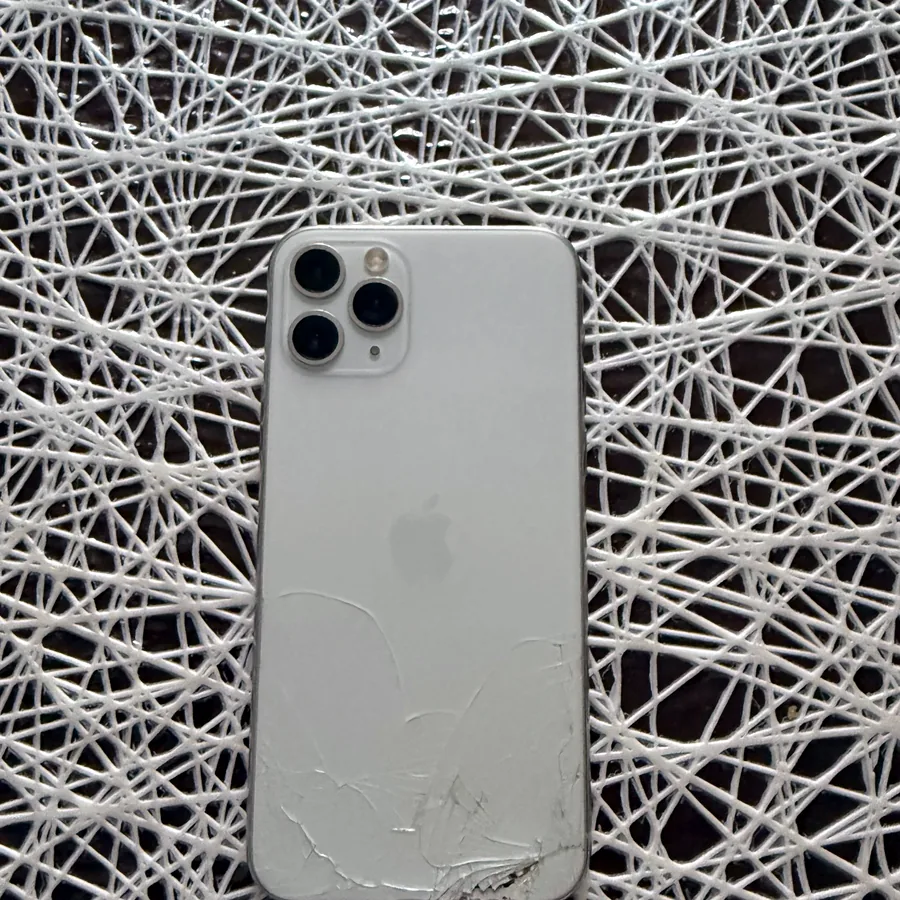 iPhone 11 Pro, 64 ГБ, повреждено заднее стекло