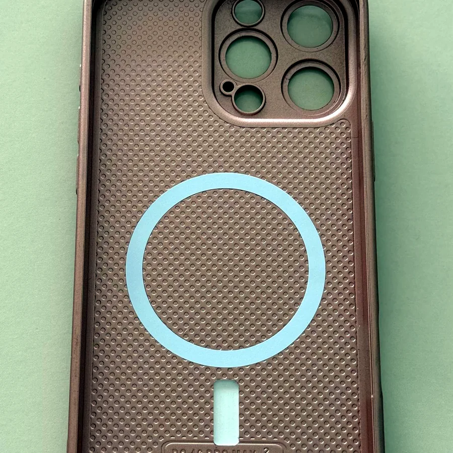 Чехол на iPhone 16 Pro Max с поддержкой зарядки