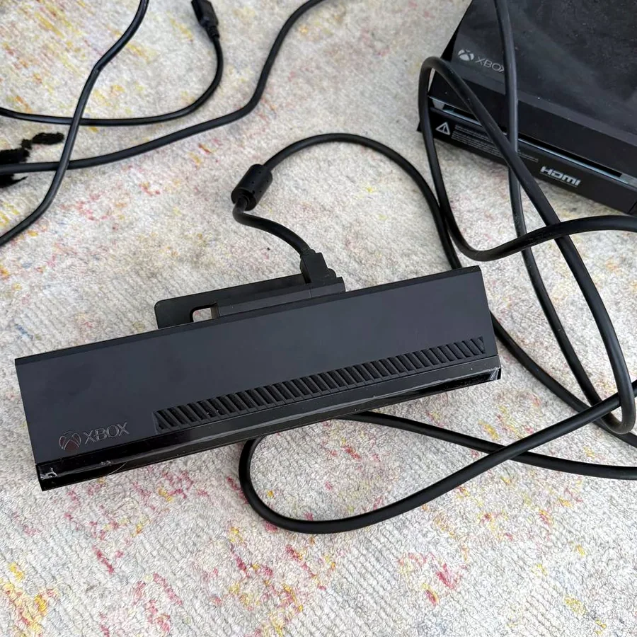 Xbox One с геймпадом и Kinect