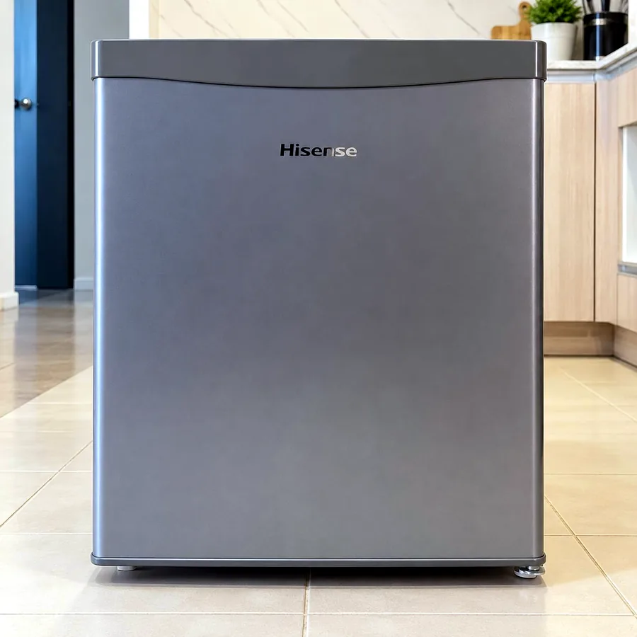 Холодильник Hisense компактный, отличное состояние
