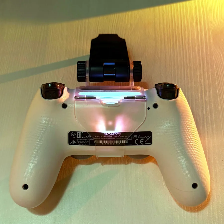 Контроллер DualShock 4 с креплением для телефона