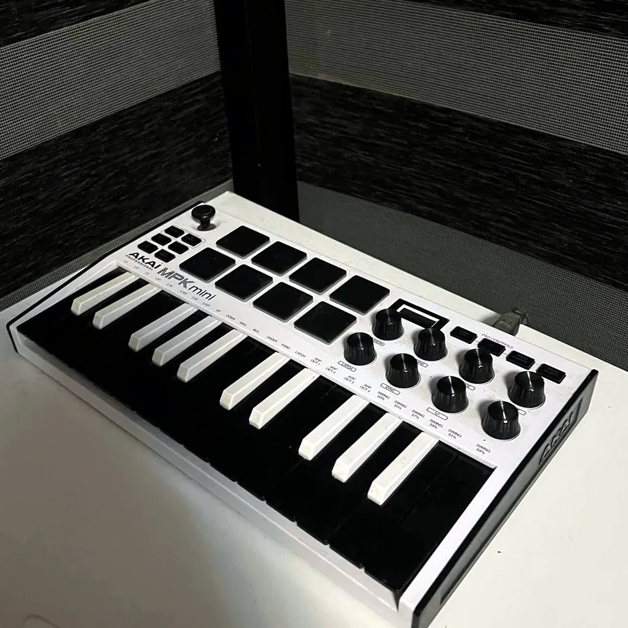 Akai MPK mini mk3, музыкальная клавиатура