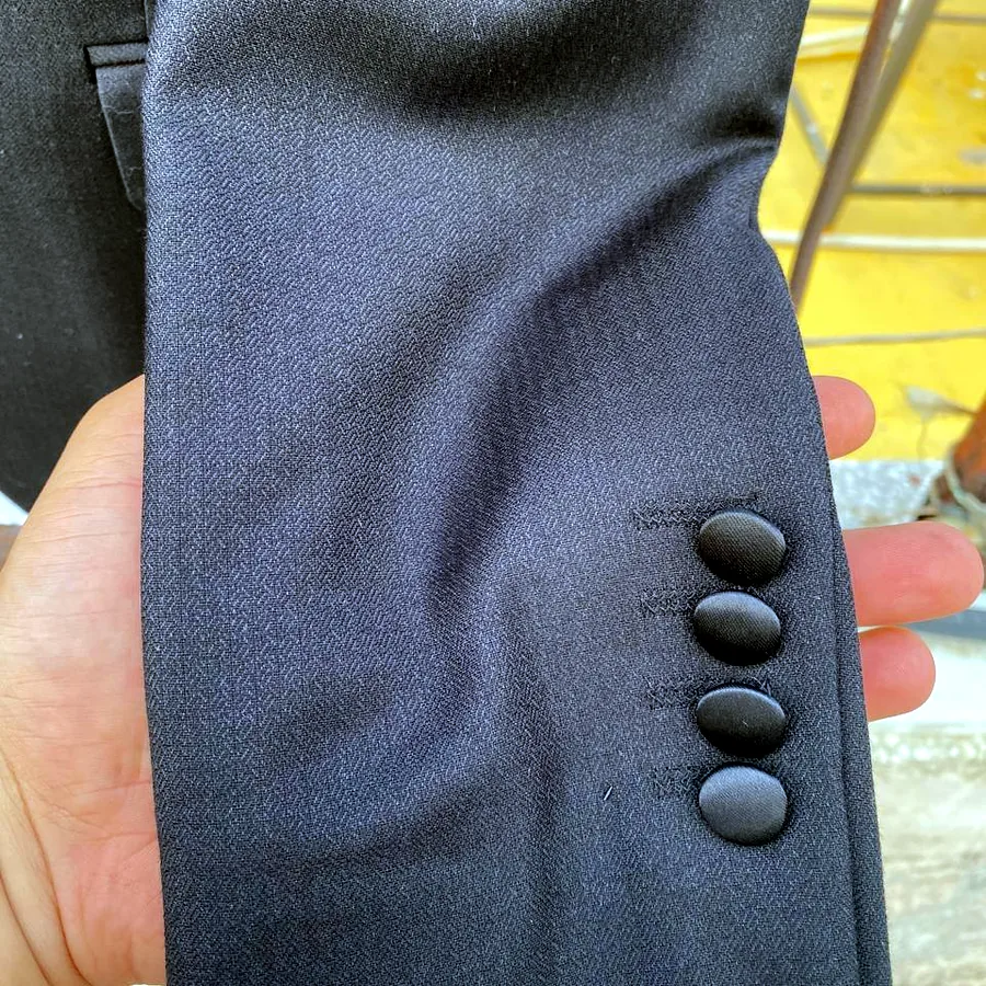 Блестящий смокинг, использованный
