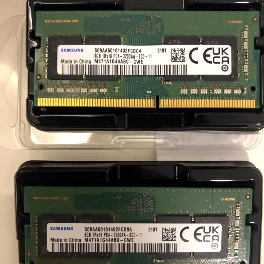 Две плашки RAM DDR4 Samsung 16 ГБ (2x8)