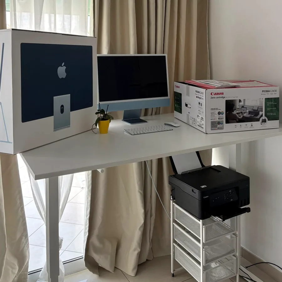 Рабочее место: iMac 24 M3, принтер, стол