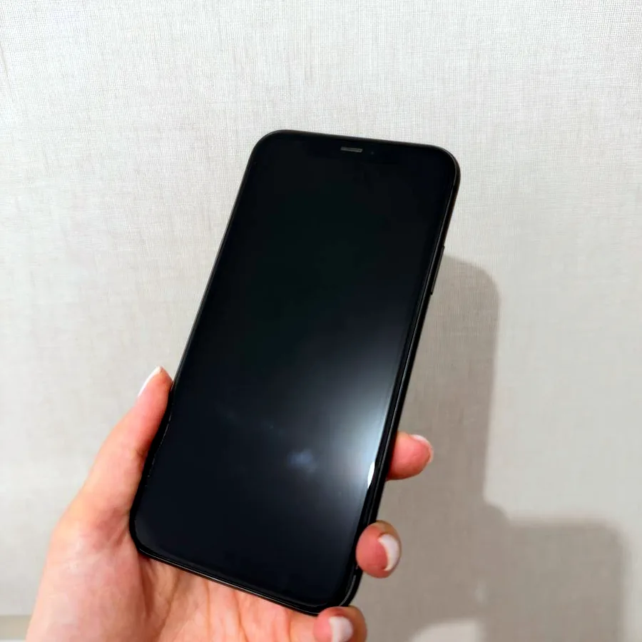 iPhone 11, батарея 74%, со стёклами и чехлами