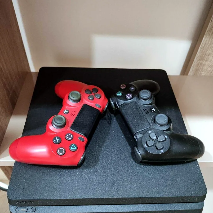 PlayStation 4 Slim с двумя джойстиками