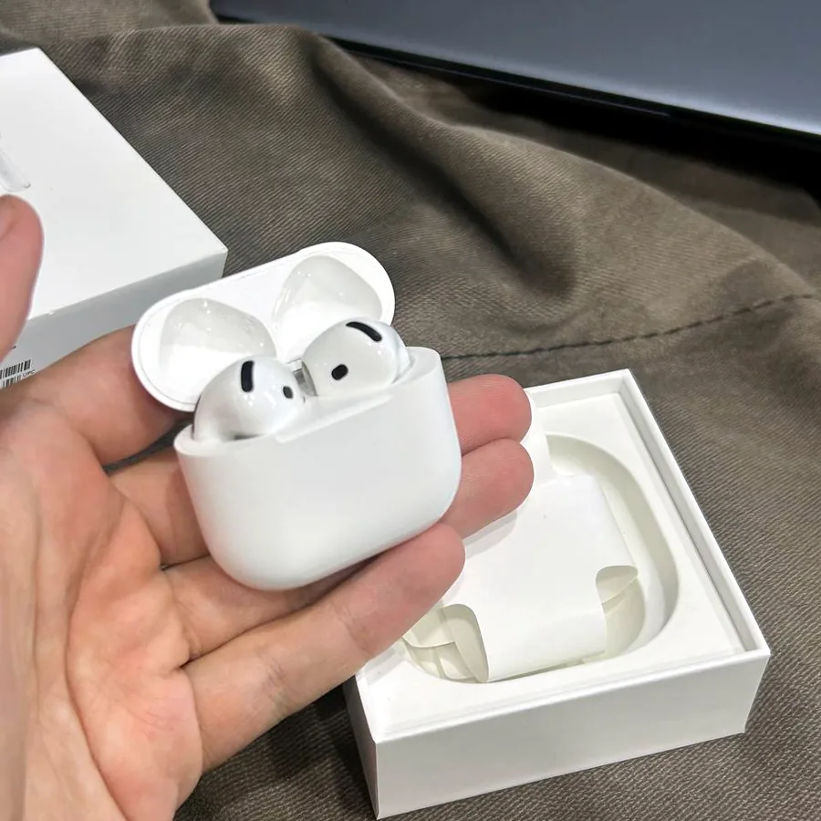 Apple AirPods 4 с активным шумодавом, отличное состояние