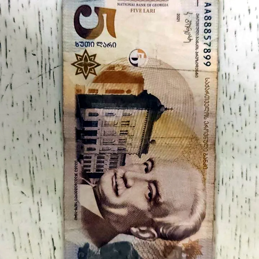Банкнота 5 бат с номером 88857899